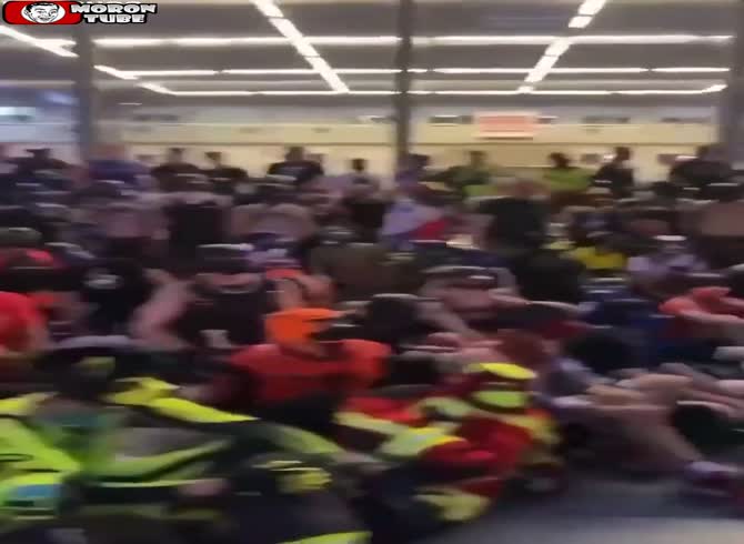 Video: 1,000 people identifying themselves as dogs gather at a German train station Webchoc